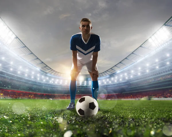 Jugador de fútbol listo para patear el balón de fútbol en el estadio durante el partido —  Fotos de Stock