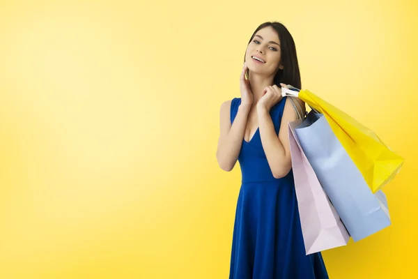 Mulher feliz com sacos de compras na mão — Fotografia de Stock