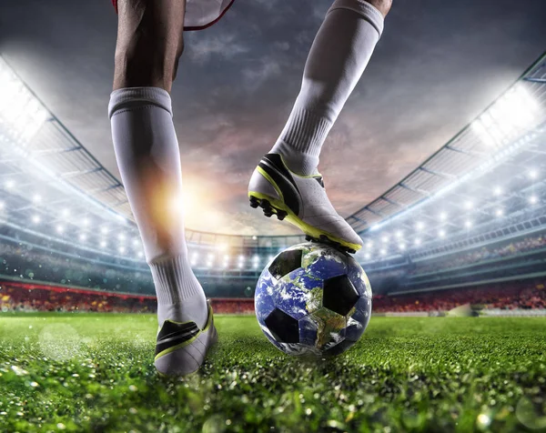 Játékos-val egy futball labda a világon. Által nyújtott Nasa föld. — Stock Fotó