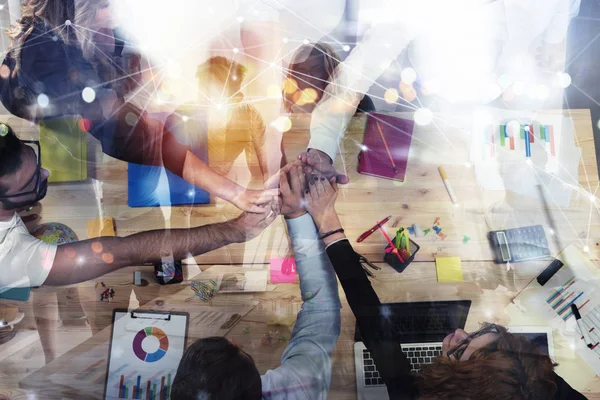 Gente de negocios poniendo sus manos juntas. Concepto de integración, trabajo en equipo y asociación. doble exposición — Foto de Stock