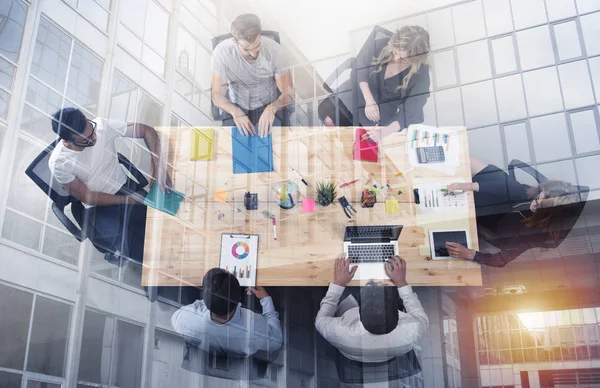 Bedrijfspersoon samenwerken in office. concept van teamwork, zakelijk partnerschap en opstarten. dubbele blootstelling — Stockfoto