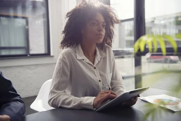 Femme d'affaires travaille au bureau avec une tablette. Concept de partage internet et de démarrage d'entreprise — Photo