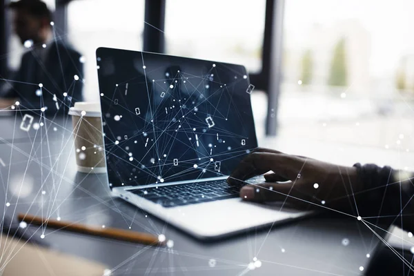 Homme d'affaires travaille au bureau avec un ordinateur portable avec des effets Internet. Concept de partage internet et de démarrage d'entreprise — Photo