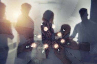 Bir fikir bir lamba ile paylaşmak işadamları ile takım çalışması ve beyin fırtınası kavramı. Başlangıç kavramı. Çift Pozlama