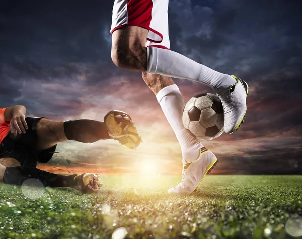 Jogadores de futebol com soccerball no estádio durante o jogo — Fotografia de Stock