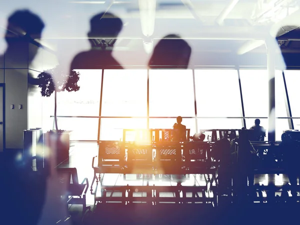 Dubbele blootstelling met silhouetten van passagiers op de luchthaven te wachten om in te stappen — Stockfoto