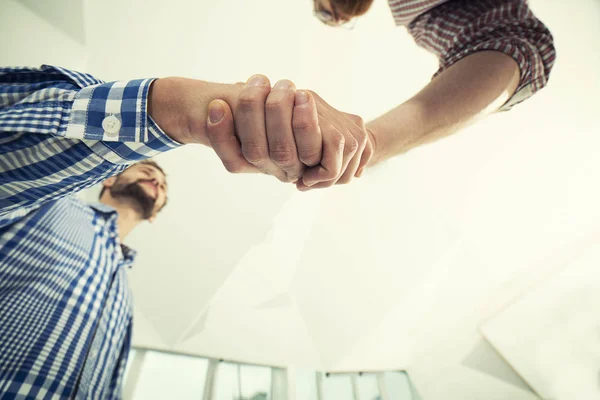 Un apretón de manos en la oficina. concepto de trabajo en equipo y asociación —  Fotos de Stock