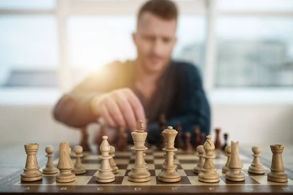 Homme d'affaires jouer avec le jeu d'échecs. concept de stratégie et de tactique d'entreprise — Photo