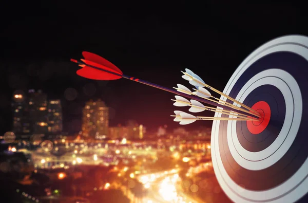 Arrow hit the center of target with modern skyline background. Business target achievement concept. 3D Rendering — Stock Photo, Image