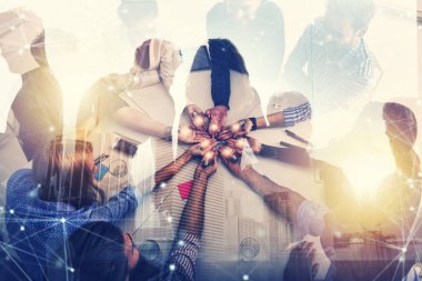 Bir fikir bir lamba ile paylaşmak işadamları ile takım çalışması ve beyin fırtınası kavramı. Başlangıç kavramı. Çift Pozlama