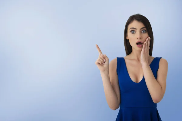 Surprised girl indicates a blank space for your text — Stock Photo, Image