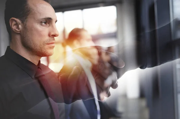 Stringere la mano a un uomo d'affari in carica. concetto di lavoro di squadra e partenariato. Doppia esposizione — Foto Stock