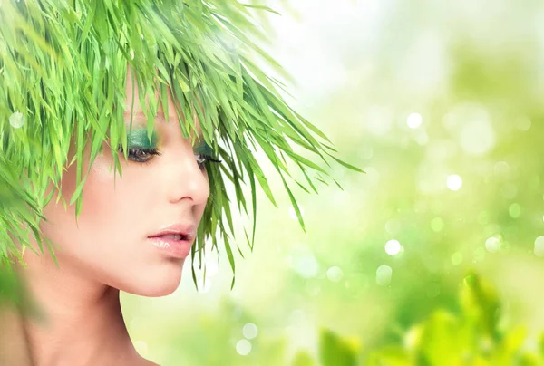 Nature beauté femme avec des cheveux d'herbe fraîche — Photo