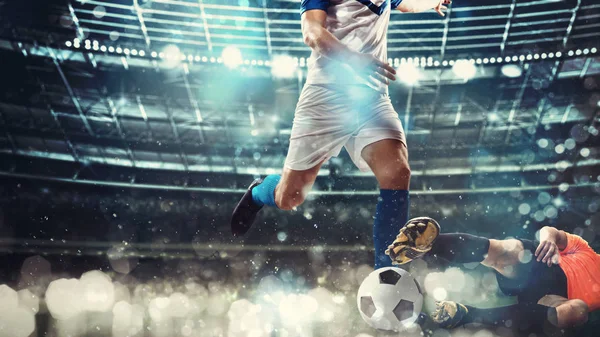 Close up de uma cena de ação de futebol com jogadores de futebol concorrentes no estádio — Fotografia de Stock