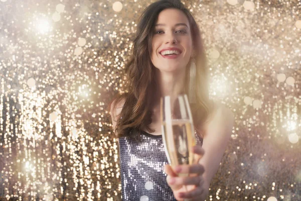 Dziewczyna pije wino musujące, aby świętować nowy rok — Zdjęcie stockowe