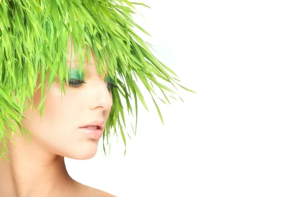 Природа краси жінка зі свіжим травою волосся — стокове фото