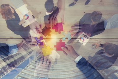 İş adamları puzzle parçaları Office katılın. Takım çalışması ve ortaklık kavramı. Çift pozlama