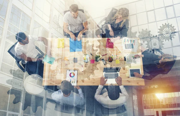 Les gens d'affaires travaillent ensemble au bureau. concept de travail d'équipe, de partenariat d'entreprise et de démarrage. double exposition — Photo