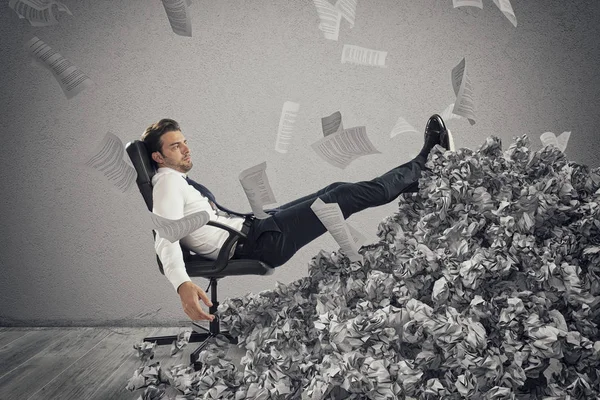 Geschäftsmann mit Papierbogen überall. begraben von der Bürokratie. Konzept der Überlastung — Stockfoto
