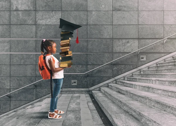 Petite fille avec sac à dos sur l'épaule, et livres à la main, qui entreprend un cours de formation en pensant à l'obtention du diplôme — Photo