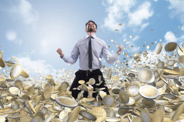 Bir sürü para sikke üzerinde işadamı exults