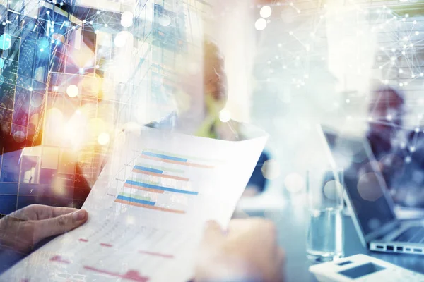 El equipo de personas trabaja en conjunto en las estadísticas de la empresa. Concepto de trabajo en equipo y asociación. Doble exposición — Foto de Stock