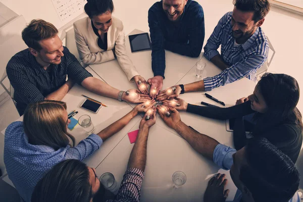 Teamwork und Brainstorming-Konzept mit Geschäftsleuten, die eine Idee mit einer Lampe teilen. Konzept der Inbetriebnahme — Stockfoto