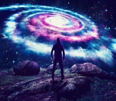 Çocuk gökyüzüne renkli bir galakside gözlemler