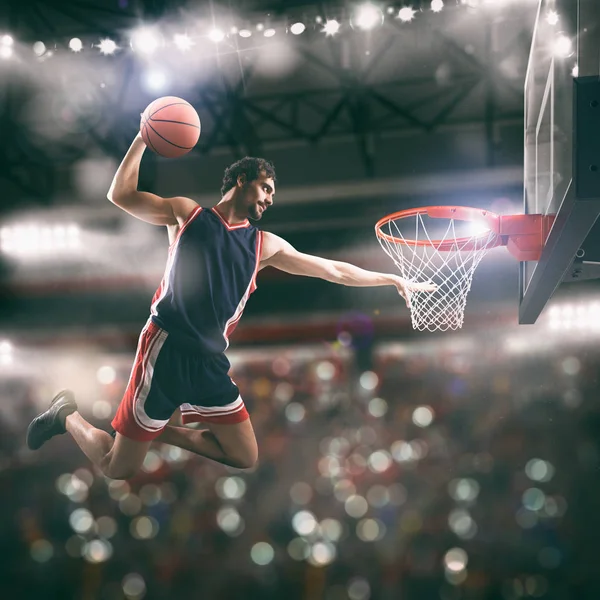 Stadyumdaki sepetteki bir basketbolcunun akrobatik smacı. — Stok fotoğraf