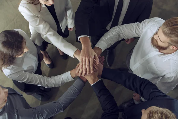 Geschäftsleute, die ihre Hände zusammenlegen. Konzept der Integration, Teamarbeit und Partnerschaft. — Stockfoto
