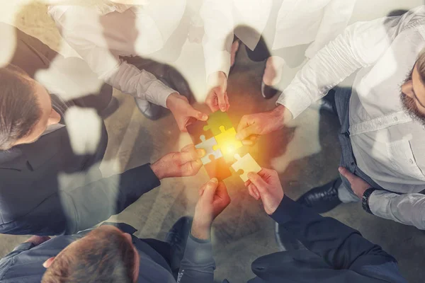 La gente de negocios se une a piezas de rompecabezas. Concepto de trabajo en equipo y asociación. doble exposición . —  Fotos de Stock