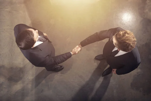A apertar as mãos de um empresário no escritório. conceito de trabalho em equipe e parceria. — Fotografia de Stock