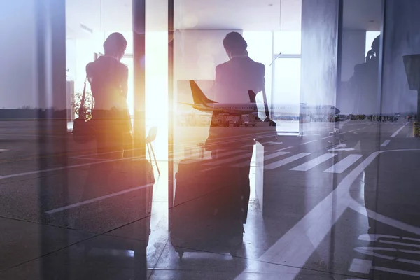 Silhouetten van zakenman op de luchthaven, die voor instappen wacht. Dubbele blootstelling — Stockfoto