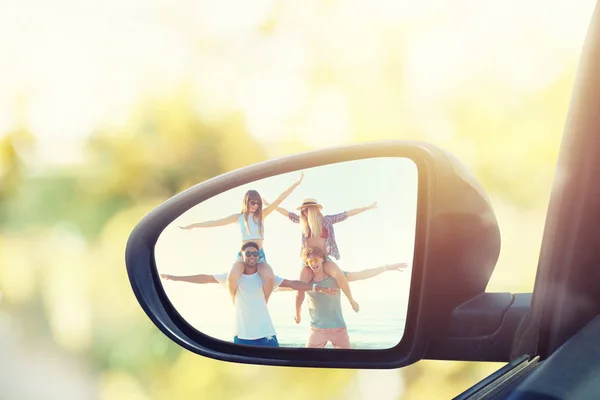 Außenspiegel eines Autos mit einer Gruppe von Freunden — Stockfoto