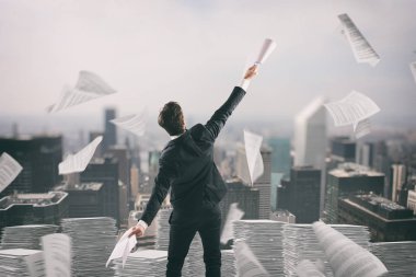 İşadamı bürokrasi yorgun yaprak kağıt havada yukarı atar