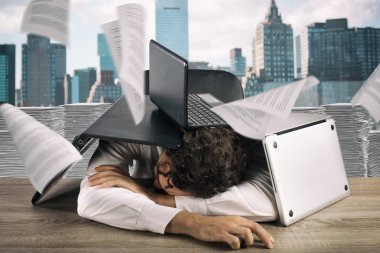 Yorgun işadamı dizüstü bilgisayarlar iş yükü nedeniyle yığını altında uyku