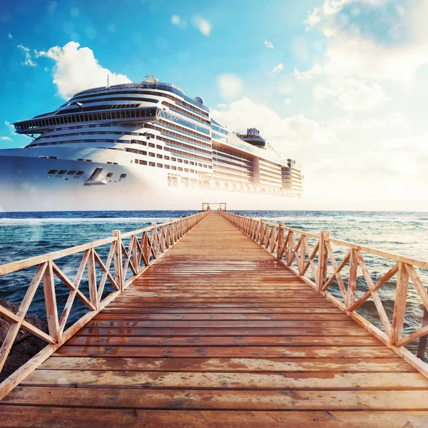 Jetty leading to the cruise ship ready to sail for a trip — Stock Photo, Image