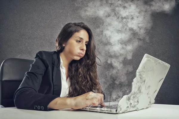 Mujer estresada por el exceso de trabajo con el ordenador portátil de fusión — Foto de Stock