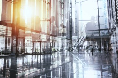 İş adamları ofiste birlikte işbirliği içindedir. Çift pozlama efektleri. Şirket, kurumsal.