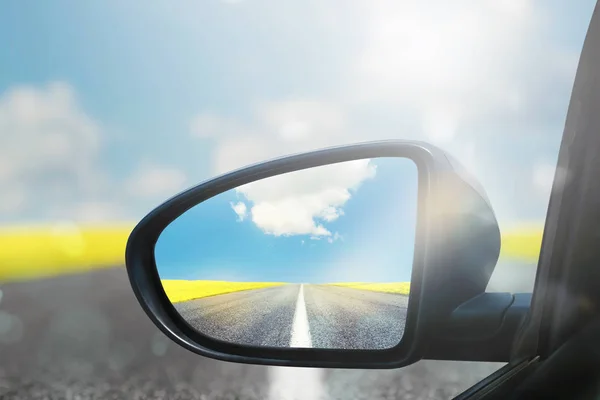 Πτέρυγα καθρέφτη ενός αυτοκινήτου με όμορφο πανόραμα αντανακλάται — Φωτογραφία Αρχείου