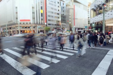 Osaka'da yaya geçidinde yürüyen ler