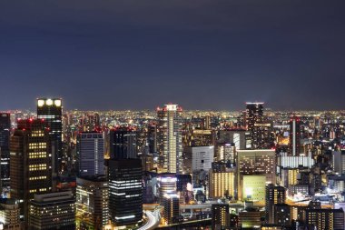Osaka şehrinin gece silueti. Japonya'da Umeda Gökyüzü Binası.
