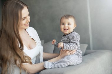 Küçük çocuk gülümseyen ve anne ile mutlu