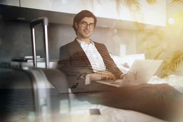 Traveler affärsman med sin laptop redo för kryssningsfartyg semester. Dubbel exponering — Stockfoto