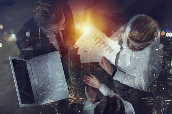 Ein Team von Leuten arbeitet im Büro zusammen. Konzept der Teamarbeit und Partnerschaft. Doppelbelastung. — Stockfoto