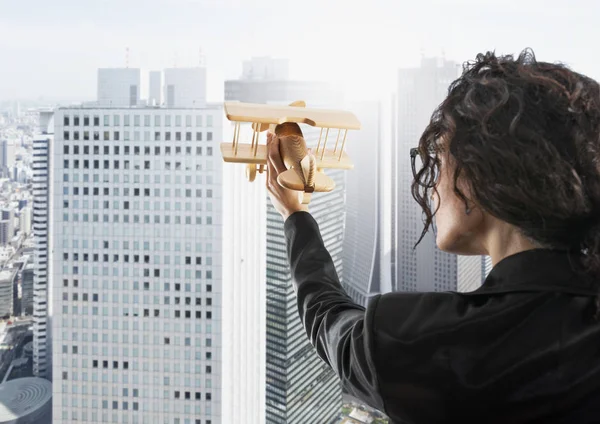 Femme d'affaires jouer avec un avion jouet. Concept de création d'entreprise et de réussite commerciale . — Photo