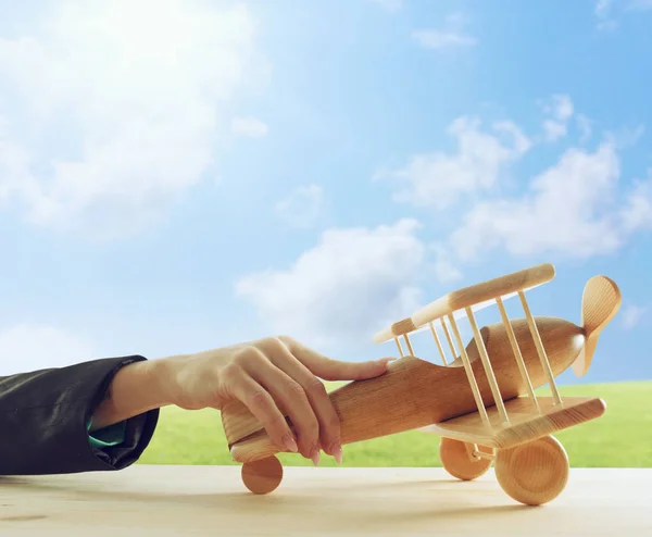 Бизнесвумен играет с игрушечным самолетом. Концепция запуска компании и успешного бизнеса . — стоковое фото