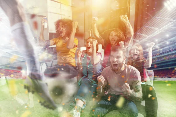 Felices amigos de los aficionados al fútbol viendo el fútbol en la televisión y celebrando la victoria con la caída de confeti. Doble exposición — Foto de Stock