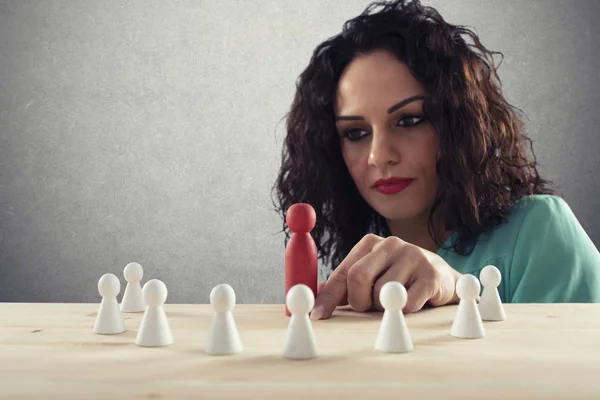 Business Woman Team Leader denkt over de strategie van het bedrijfsteam. — Stockfoto