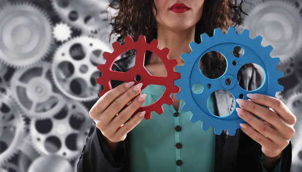 Affärskvinna försöker ansluta gears bitar. Begreppet lagarbete, samarbete och integration. — Stockfoto